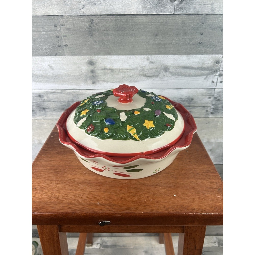 Temp-tations Figural Christmas Pie Dish with Wreath Lid Red Ceramic Baker